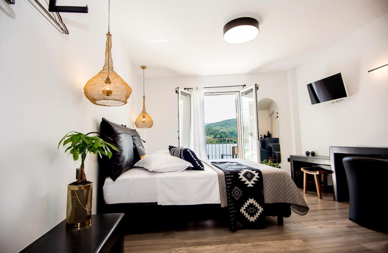 A & B Minimal Suite Ιι With Sea View In Argostoli Exterior photo